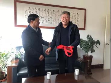 敦煌種業(yè)領(lǐng)導(dǎo)看望慰問(wèn)公司老干部、老黨員及困難黨員職工